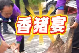 大口吃肉！7月24日，凉山昭觉火普村火把节正热闹，淳朴好客的村民拉着记者一起吃喷香的“揭锅菜”，拳头大小的坨坨肉，满是彝族老乡们的热情与豪爽！#2025火把节