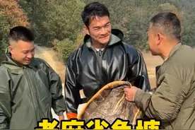 据说老麻雀的鱼塘里除了有百斤青鱼，还有百斤乌龟？#鱼塘 #户外捕鱼 #日常vlog #李维刚视频封面