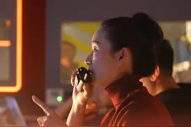 #初代王小蒙王亚彬再登山东春晚  继舞蹈《兰亭》惊艳2024山东春晚后，王亚彬携舞蹈《新沂蒙颂》再登2025山东春晚。作为该节目演员兼舞蹈编导，她在转播车上指导台上舞蹈演员的动作、走位，并与导播商定最佳拍摄方案，让节目呈现最佳的舞台效果。#山东春晚  #2025山东春晚视频封面