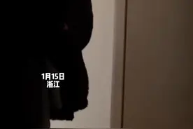 大学生德华 1月15日浙江，好消息：大学生再也不用早八上课了，坏消息：每天早上九点准时叫姨，“家家都希望有个德华！”#大学生德华是什么梗#搞笑  来源：狒狒的淘阿宝视频封面