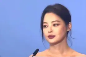 “辛芷蕾胸前好大一朵玫瑰”上热搜 #辛芷蕾