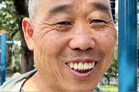 北京公园遇天津大爷，直言再不来北京也不后悔，北漂人不容易视频封面