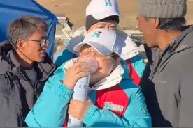 1月9日，韩红爱心团队深入灾区一线，韩红现场不时需要吸氧，她坚定地说：我一个藏族人，当然要捐！