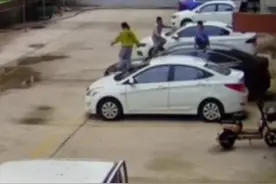 新车被5名孩子踩坏车顶天窗塌陷，家长称不是故意的拒绝赔偿，车主气愤：损失三四万准备起诉#陕西 #熊孩子  视频封面