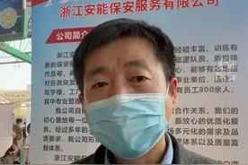 #45岁退役军人在校园招聘会应聘保安 ，带着自考的本科毕业证，“对工资没特别要求，可以服务百姓，给孩子立榜样”。视频封面