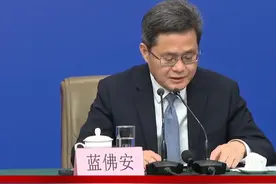 【2025全国两会】 财政部部长蓝佛安：今年新增政府债券总规模11.86万亿元，比去年增加2.9万亿元视频封面