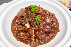 都说湖南的鸭很出名，今天公开一鸭两吃的做法，营养美味名不虚传 一只鸭子两道菜，特色血浆鸭，滋补药膳鸭，好吃营养不浪费，老杨首创#省饭课代表 #血鸭 #湘菜视频封面
