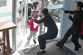 小孩哥看牙中途逃跑被医生熟练追回 又是医生们斗智斗勇的一天 @🔅已读不回专业户视频封面