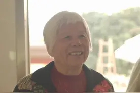 老去的父母和襁褓中的孩子，这是大部分中国家庭的现状；华为智选小豚当家让爱不是单选题#华为#小豚当家#新年给家豚安心#小豚当家室外摄双摄视频封面