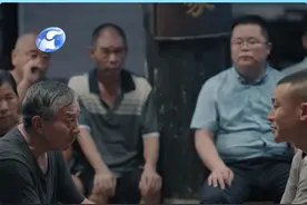 #河南卫视开播我们这十年  #电视剧我们这十年 矛盾冲突升级，方新桅不小心受伤，终于敞开心扉，跟乡亲们说明自己的苦衷。 #谭松韵我们这十年心之所向  #谭松韵  #聂远  #好剧推荐视频封面