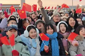 目光所至皆为华夏，五星闪耀皆为信仰。新年第一天的仪式感🈶了！祝福伟大祖国！#2025年第一天 #2025第一份仪式感 #升旗仪式 #元旦视频封面