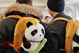 2月25日，法国小伙马库斯和朋友紧急辟谣：没收到青铜宝剑，没收到国礼瓷！印象深刻的礼物是北京广播电视台送的熊猫背包。（记者 李鹏毅）视频封面