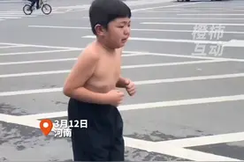 爸爸坚持带6岁儿子跑步减肥，3年时间从胖孩变身为追风少年，“一年长高10厘米，更阳光了。”#跑步 #减肥视频封面