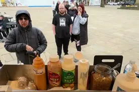 英国人的钱有多好挣？感受一下英国餐车做饭第一视角

英国最近兴起一批 “餐车UP主”，他们每天用镜头记录下来给顾客做“英式烤土豆”（Jacket Potato）的全过程，有直播和短视频。很多UP的粉丝都火速蹿升到了百万量级。
但各个国家的网友总在评论区群嘲……因为他们做的菜看起来实在太简陋了（往烤土豆里面加芝士和豆子），但生意却总是那么好…… 英国饮食荒漠的“刻板印象”又一次巩固了。
（therealspudbros）视频封面