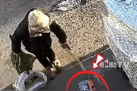 男子把价值4000多元的电池遗落在门外，保洁大姐看到后帮忙放回安全处。电池主人表示：在监控中看到这幕很感动，以后把纸盒水瓶都留着给她。#保洁大姐帮忙把被遗落的4000元电池放好 #暖心 #正能量视频封面
