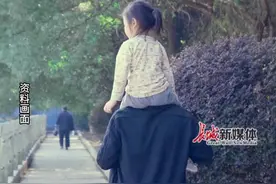 这是#一场历经23年的亲情接力   3月27日报道，男子因病离世，哥哥主动找到男子离异后23年未联系的女儿，从武汉赴郑州交还2套房子及存款，网友：大气正义，这就是血浓于水的亲情。#男子主动找到哥哥女儿将哥哥生前留下的房子和存款交还视频封面