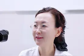 有患者说滴完眼药水，嘴里总觉得苦。张主任说，这证明鼻泪管是通畅的，因为眼睛和鼻子是通着的，所以平时流泪的时候，会鼻涕一把泪一把。点完眼药水之后，可在内眦处压泪点半分钟，让眼药水在眼睛里多存留。#抖出健康知识宝藏 #角膜移植张晓融主任 #眼药水 #医学科普 #眼科视频封面