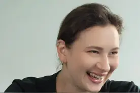 #俄罗斯女学生跳河救落水老人  ②  #网友纷纷为莎何娜斯点赞 她说：被救奶奶的一个拥抱，一句谢谢，就够了。（记者：黄裕涵 金樑）#美丽浙江人世间视频封面