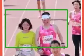 董事长与女子亲密跑马拉松被拍，拍摄者道歉:无意造成困扰 已隐藏该视频 #马拉松亲密事件拍摄者道歉 #热点 #马拉松 #野鸳鸯视频封面