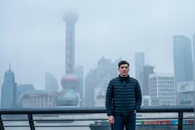 帮外国人拍照然后就要给我钱，这钱我该收下吗家人们🤣。视频封面