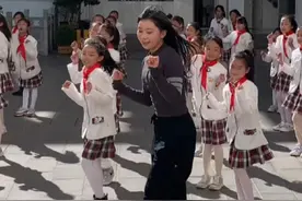 活力四射！老师带着学生《APT》转场打卡校园好有活力！#大理舞蹈季 #活力校园 #课间操跳起来 #舞蹈 #在大理爱上生活视频封面