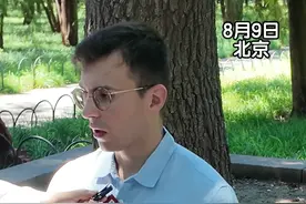 8月9日北京，马库斯婉拒西方媒体赋予的“英雄”称号，他表示真正的英雄是当年抗击日本侵略者的中国人民。这位国际友人强调，自己只是历史的见证者，维护真相是每个人的责任。其清醒的历史认知值得我们尊敬。（记者 李鹏毅 编辑：黄柯森）