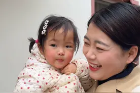 从法国回来啦！带了一些法国的奶酪鹅肝啥的，让两位妈妈好好尝尝。十几天的分别，让我更加明白家人的珍贵，团聚的时刻总是这么的美好视频封面