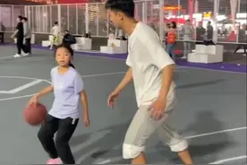 10岁女孩与教练街头斗球，变向同时胯下急停，一步过教练，“平常班里很多男生打不过她”。#河南dou知道 #篮球视频封面
