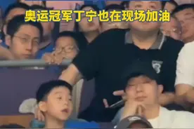 马龙携家人现场观战CBA总决赛，边看边给儿子马里奥讲解，奥运冠军丁宁也在现场加油