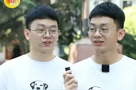 高考666分双胞胎提前探校西安交大 近日，浙江杭州一对双胞胎兄弟以666分的好成绩，被西安交通大学计算机科学与技术专业录取。7月27日，这对“神同步”的双胞胎兄弟随父母一起来到西安交通大学提前探校。  （记者：高奇发 贾舒 编辑：李颖辰）#陕西dou知道 #西安交大