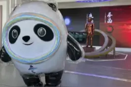 在冬奥闭环网红打卡地打太极
在北京冬奥会主媒体中心，有一个值得打卡的地方，那就是中医药文化展示空间。许多中外记者喜欢参与打太极抽盲盒活动，来访者们认为太极是一项有益身心的运动，并称赞这个展示空间给他们带来了非常棒的体验。#北京冬奥会 #中医药 视频封面