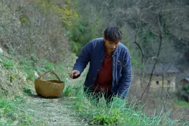 《炸米蒿》 这简单又纯粹的美味，承载着对春天深深的眷恋，是春日限定的舌尖惊喜！也是儿时最爱的自制零食。#尝一口春天的味道 #农村美食 #乡野春日地图 #新农人计划2025视频封面