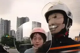 近日，广东深圳，男子戴搞笑面罩骑行，红绿灯路口直接憋坏等候的路人。小姐姐：这红绿灯怎么还不亮。网友：骑车和不骑车的都沉默了！来源：@陈大叔· 、@袅袅🙈 #憋笑 #搞笑 #面罩 #抖音dou知道 @抖音短视频视频封面