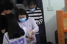 小孩独自在家被上门抽血，当地回应：村里有基孔肯雅热病例，孩子发烧需抽血核实，目前霞山区卫健局已介入（新京报）#大象主播说 @主持人夏冰