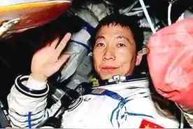 我国飞上太空的航天员有19位 ，为什么只有杨利伟配叫英雄 ？视频封面