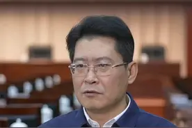 李小豹曾经被组织寄予修复萍乡政治生态的厚望，但他不仅管党治党政治责任全面失守，更成为萍乡政治生态新的“污染源”。#江西dou知道 #反腐倡廉 #零容忍 视频封面