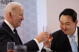 7月25日，韩国官方人士向美方转交条幅，给拜登送上韩国名字——“裵地星”；还把驻韩美军基地所在地平泽作为他在韩国的“祖籍”。视频封面