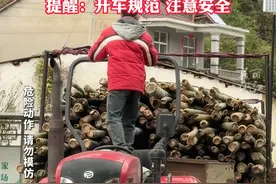 高手在民间，男子用脚控制方向盘倒车。（来源：朱老师野生眉会馆）视频封面
