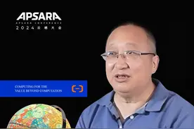 与中科院地化所的一通电话：如何用AI探索月球？ 中国科学院地球化学研究所与阿里云携手发布了国际首个月球专业大模型。该模型基于阿里云通义基模打造，目前在月球撞击坑年代和形态判别上，准确率已达到80％以上。此合作不仅展示了AI在深空探索领域的潜力，也为未来的月球与行星科学研究奠定了坚实的基础。视频封面