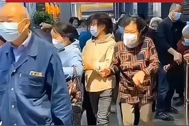 女子贷款50万元买黄金，甚至想抵押房产继续购入黄金 #黄金视频封面