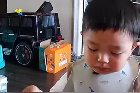泪目 ！萌娃两月未见警察爸爸，与“爸爸上演隔空对话”视频封面