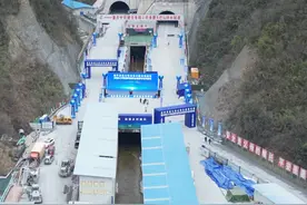 城开高速大巴山特长隧道双线贯通，预计2025年内通车，实现银百高速公路全线贯通。#重庆城口 #城口 #重点工程 #交通视频封面