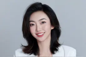 戏称学校”牛马“被赶下台，是学生不礼貌，还是校长不幽默？
近日，一则优秀毕业生在毕业典礼发言中调侃学校为“牛马”的视频，引发关注，也上了热搜。这是怎么回事，一起来看看。视频封面