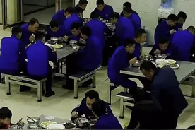 #除夕 消防员年夜饭出警，食堂阿姨的反应太暖心了~#每一年都是他们在守护 #平安团圆年 视频封面