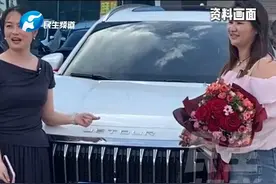 7月31日（发布）“只有一次机会 运气实在太好了！”女子10万元买车摇中“苏F88888”号牌，在车管所以随机“50选1”的方式选中，目击者：有人出110万高价买 车主没卖#车牌号 #车牌号码 #摇车牌
