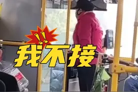 大妈带电动车上公交，被公交车司机拒绝后打电话提人“让你接电话”司机：我不认识。#公交车 #司机 #安全视频封面