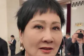 #张凯丽说35岁明明很年轻 #张凯丽谈35岁就业门槛 #两会 全国政协委员、演员张凯丽：人生那么长，35岁正是干事儿的年纪，不应该成为一个被“歧视”的年龄。
