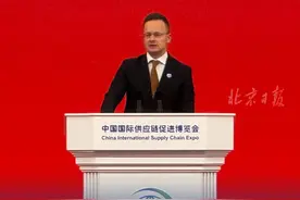 【匈牙利外长：宁德时代、比亚迪在匈牙利还有更长远的规划】第二届中国国际供应链促进博览会11月26日上午举行开幕式。匈牙利外交与对外经济部长西雅尔多·彼得在致辞中表示，匈牙利非常荣幸成为链博会主宾国。西雅尔多说，匈牙利从对华经济合作中受益良多，已成为中国投资金额最大的欧洲国家。2023年，中国对欧投资的44%都集中在匈牙利，宁德时代正在匈牙利建设欧洲最大的电池工厂，比亚迪也将在匈牙利生产汽车。这些已经在匈牙利投资建厂的中国企业，还有更多更长远的规划，继续扩大他们在匈牙利的业务规模。#2024链博会视频封面
