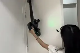 女子用吸尘器吸蟑螂，结果小强居然飞到了脸上。网友：别随意开发家电“新玩法”#生活碎片 #搞笑 #家电 #卫生 #家居视频封面