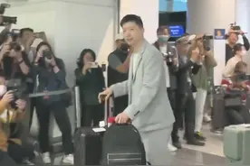 【#马龙也没逃过大学随机点名  】12月5日，由大陆七所高校师生组成的访问团结束活动行程，乘机返回大陆，马龙微笑告别台湾粉丝。就在前一天的北京体育大学的课堂上，有同学发视频称马龙在课堂上被随机点名回答问题。视频封面